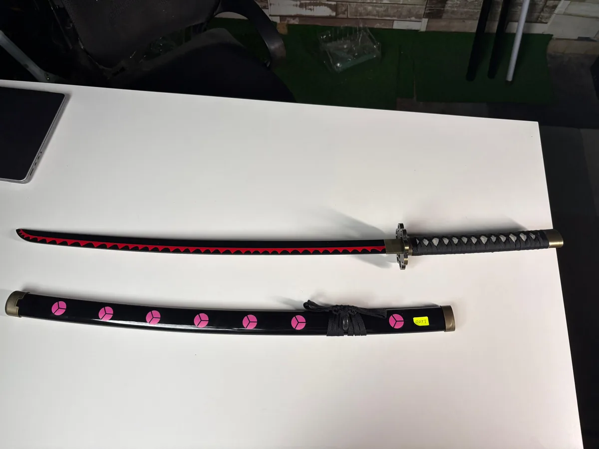 Zoro Black 104cm Fully Assembled Wooden Katana — image 7