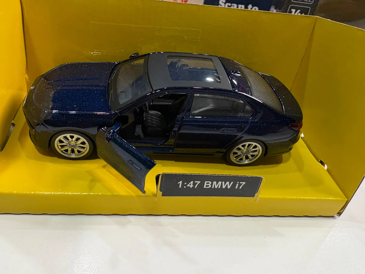 MSZ Official Licensed 1:47 BMW i7 — image 4