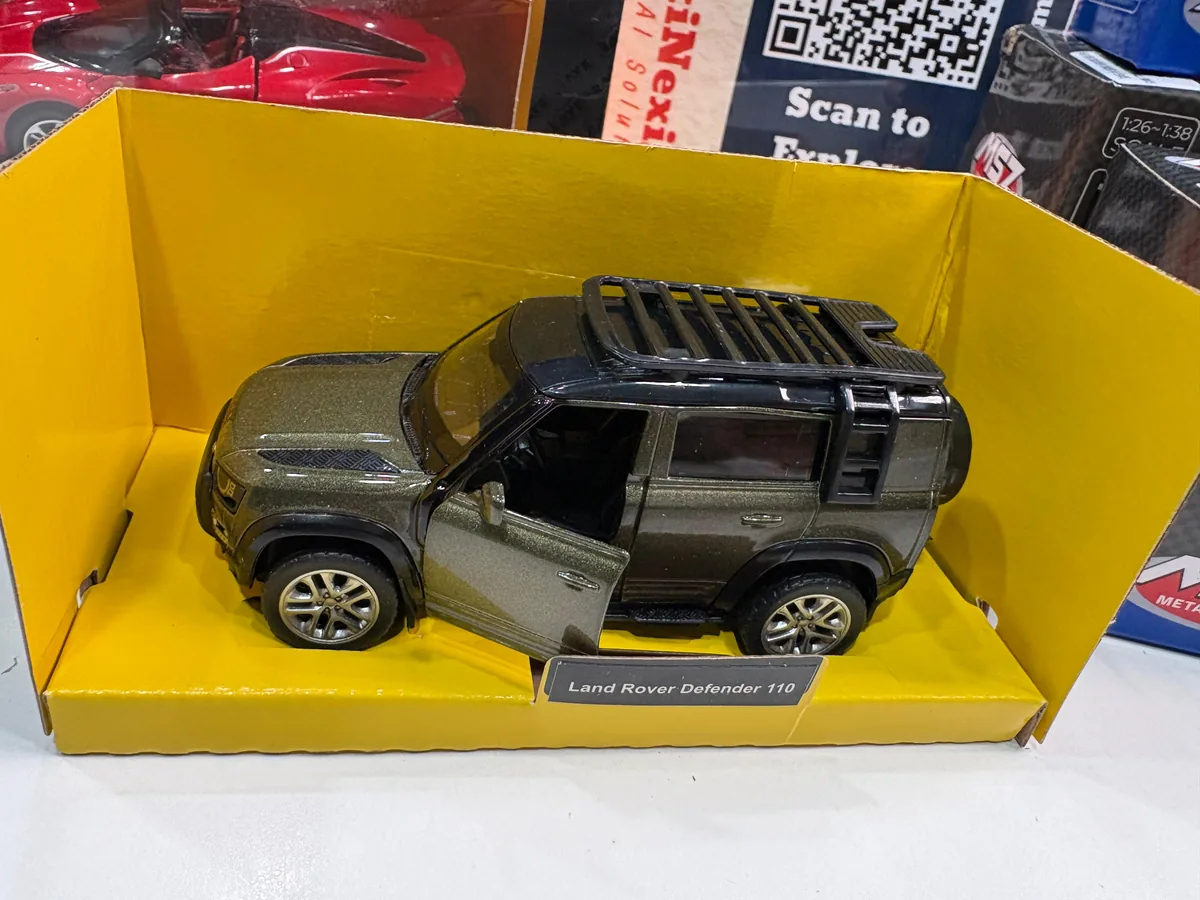 MSZ Official Licensed 1:43 2020 Land Rover Defender 110 — image 4