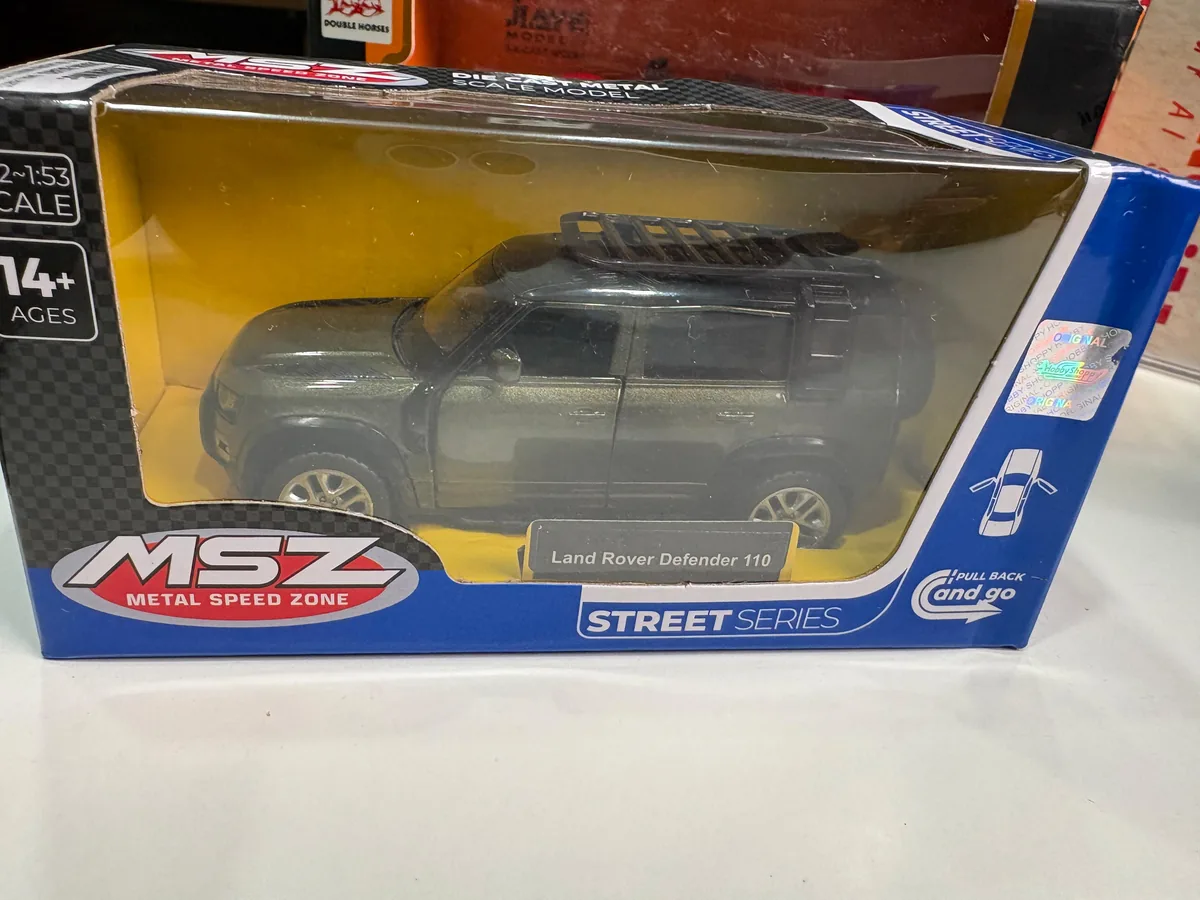 MSZ Official Licensed 1:43 2020 Land Rover Defender 110 — image 3