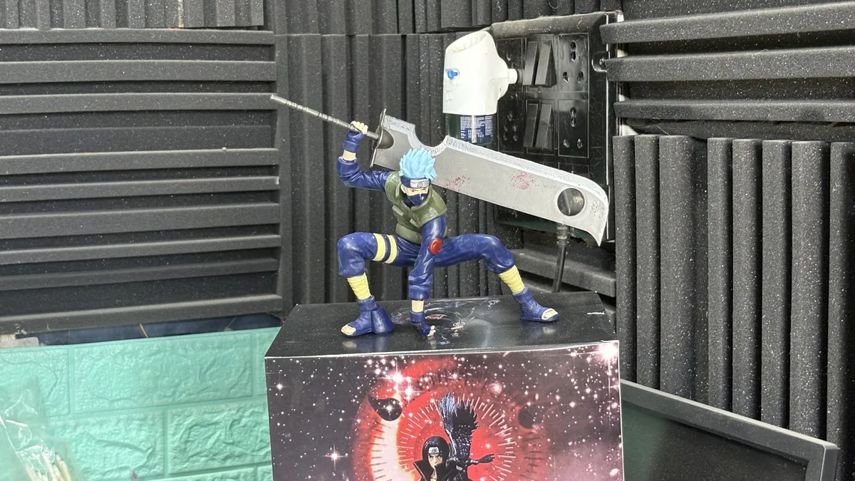 Kakashi Figure with Big Sword — image 2