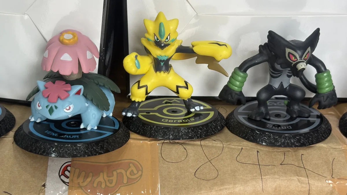 Pokemon 12PC Set with Base Action Figure — image 2