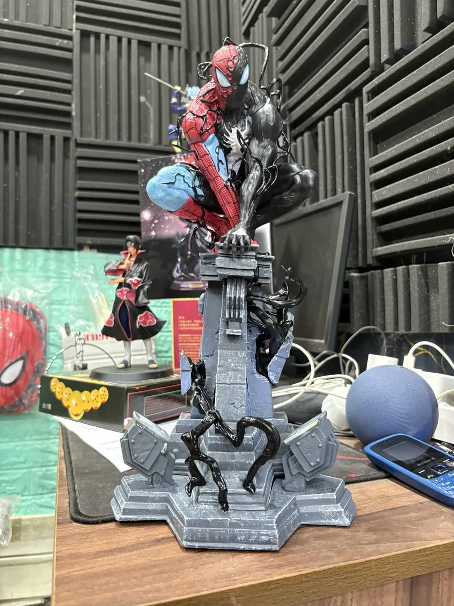 Spiderman on Pillar 37CM Figure