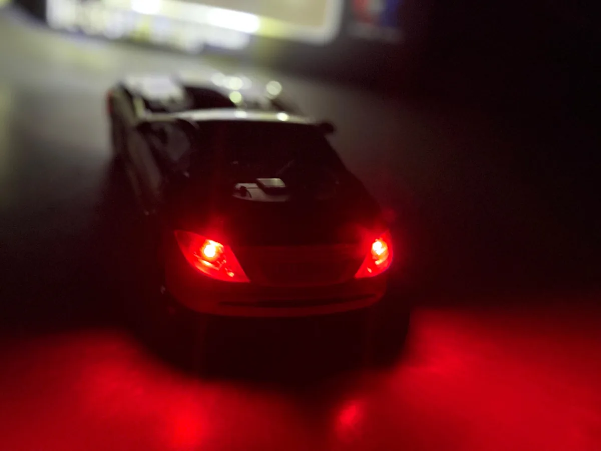 1/24 Mercedes-Benz SLR 722S Die Cast Car Model — image 7