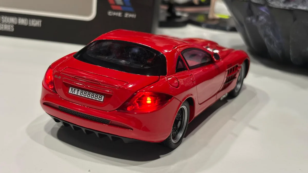 1/24 Mercedes-Benz SLR 722S Die Cast Car Model — image 4