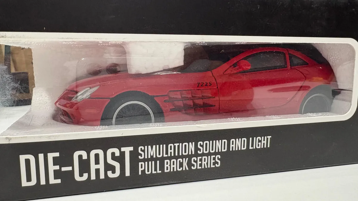 1/24 Mercedes-Benz SLR 722S Die Cast Car Model — image 2